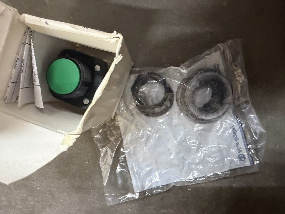 ALLEN BRADLEY 800H-AR1A PUSHBUTTON BOOTLESS FLUSH GREEN 1NO/1NC SERIES F NIB