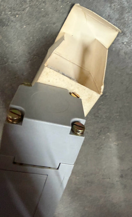 NEW ALLEN BRADLEY 802PR-LBAB1 /E Proximity Switch  AC/DC