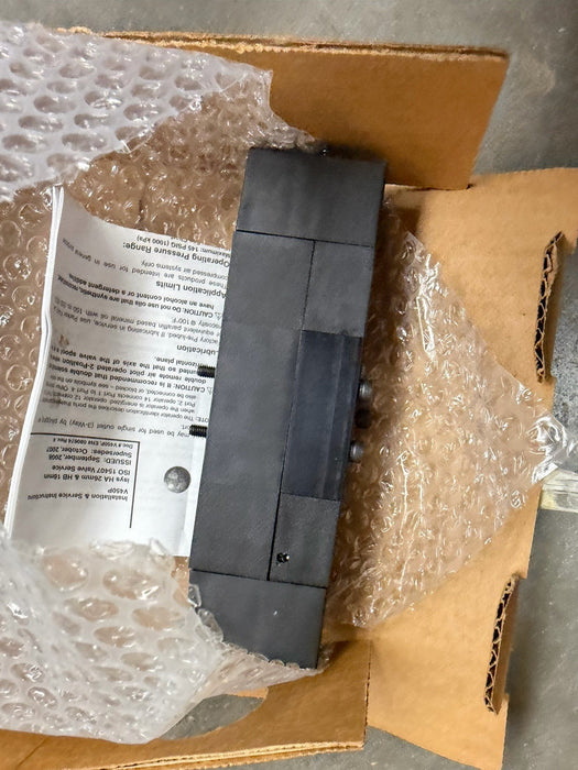 F35VXBK023A NEW PARKER  120VAC SOLENOID VALVE 3 POS D SOL VALVE