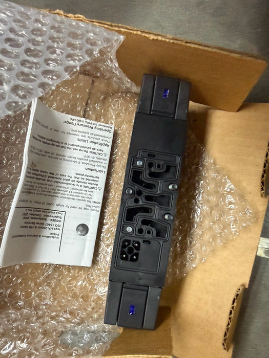 F35VXBK023A NEW PARKER  120VAC SOLENOID VALVE 3 POS D SOL VALVE