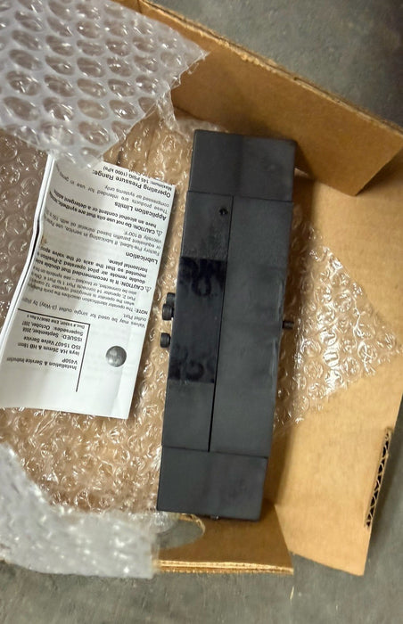 F35VXBK023A NEW PARKER  120VAC SOLENOID VALVE 3 POS D SOL VALVE