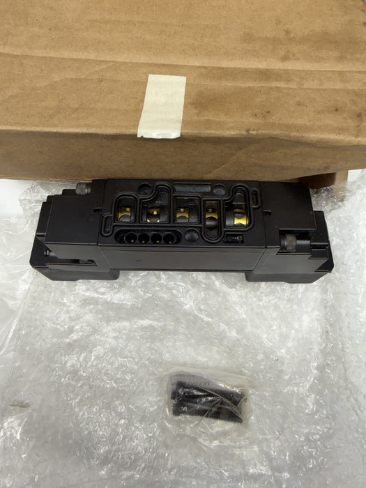 PARKER L7652441153B 1/4" 3-pos dbl Sol Plug In APB 621444 Solenoid Valve 120v