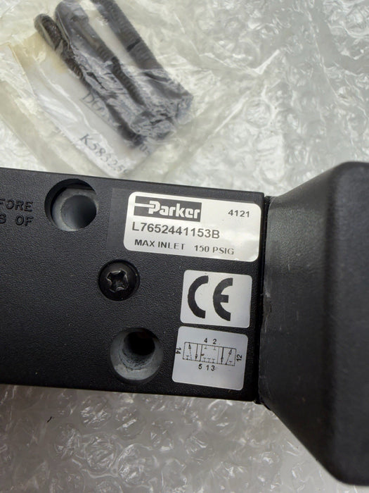 PARKER L7652441153B 1/4" 3-pos dbl Sol Plug In APB 621444 Solenoid Valve 120v