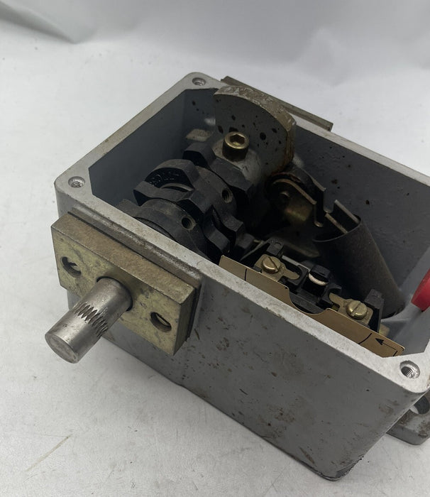 NEW GENERAL ELECTRIC LIMIT SWITCH IC9445 B204M LEVER OPERATED 15 AMPS 600V