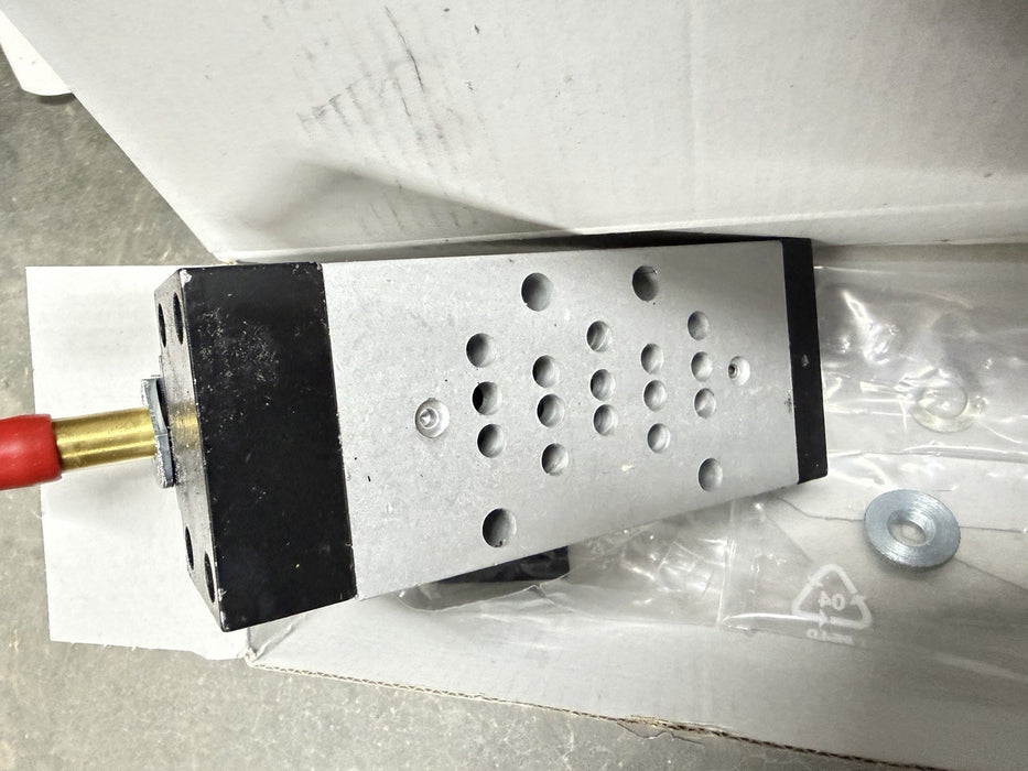 New Camozzi 952-000-P15-23 NEW IN THE ORIGINAL FACTORY BOX USA