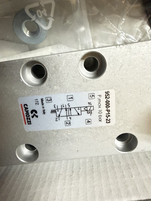 New Camozzi 952-000-P15-23 NEW IN THE ORIGINAL FACTORY BOX USA