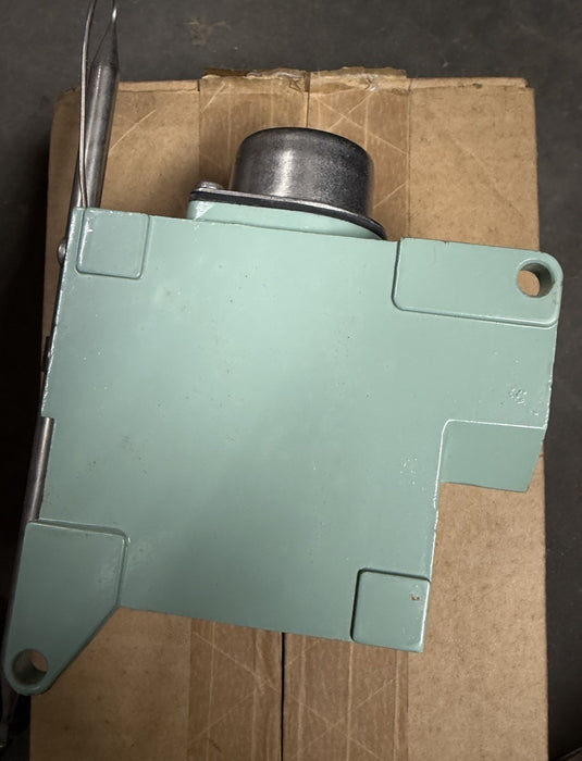 NEW AMC-1A LINE SENSING THERMOSTAT PENTAIR INVENT RAYCHEM 573977-000 AMC1A