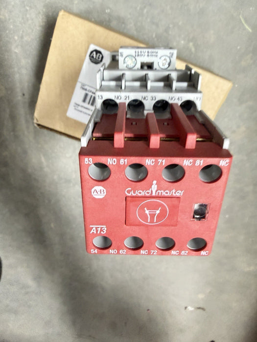 NEW Allen Bradley Guardmaster Safety Control Relay   700S-CF440DC Ser A