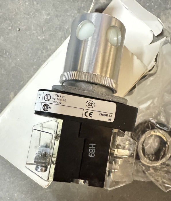 NEW ALLEN-BRADLEY 800T-QA24W ILLUMINATED PUSH BUTTON WHITE LENS W/ GUARD 800-XA