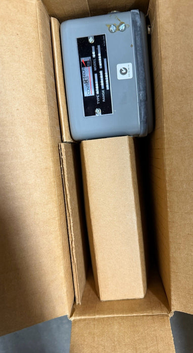 Johnson Controls A72ae-1C Line Volt Mechanical Tstat Close On Rise 25-90 Degrees