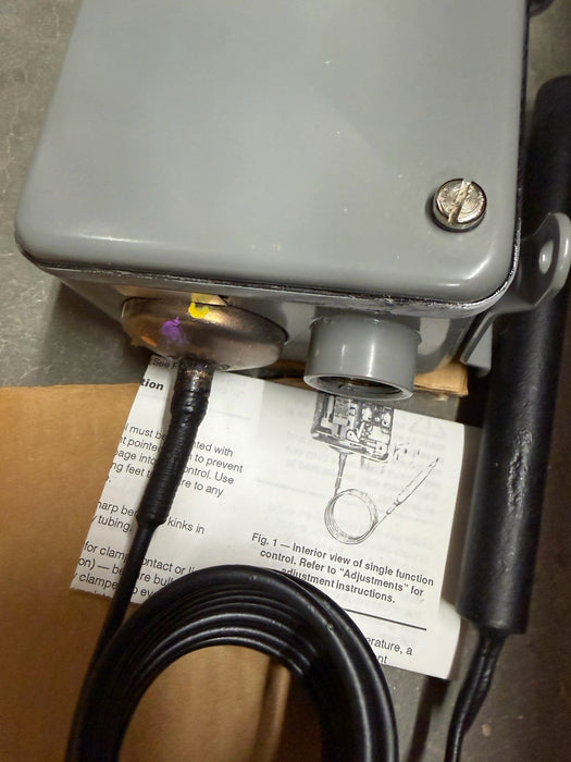 Johnson Controls A72ae-1C Line Volt Mechanical Tstat Close On Rise 25-90 Degrees