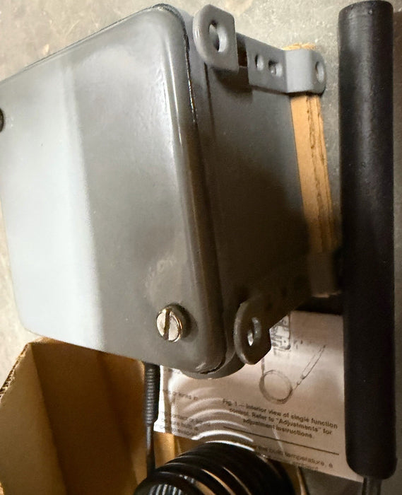 Johnson Controls A72ae-1C Line Volt Mechanical Tstat Close On Rise 25-90 Degrees
