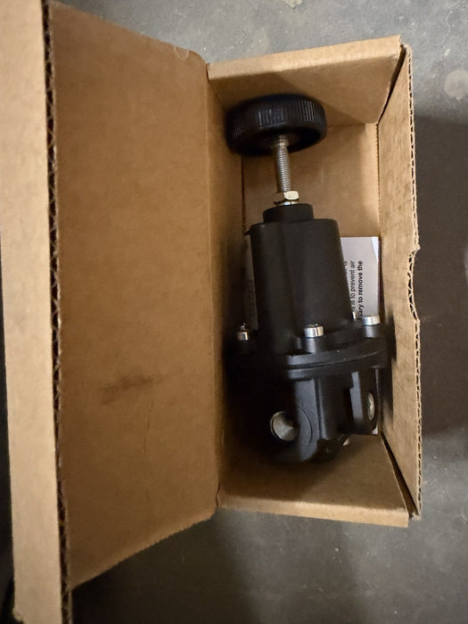 FAIRCHILD INDUSTRIAL 10202C NEW IN BOX REGULATOR 0-20 PSI RANGE PNEUMATIC