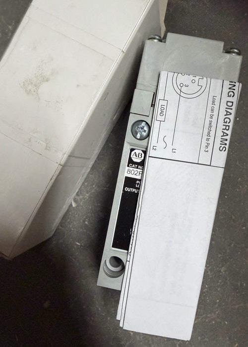 NEW ALLEN BRADLEY 802PR-LBAH1 /E Proximity Switch  AC/DC
