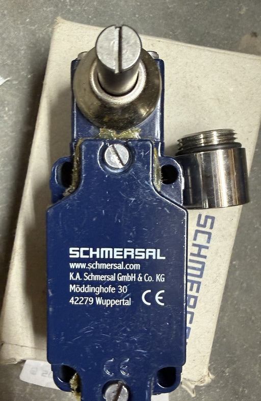 NEW Schmersal 101167334 Heavy Duty Limit Switch MV8H33011YM20 MV8H-330-11Y-M20