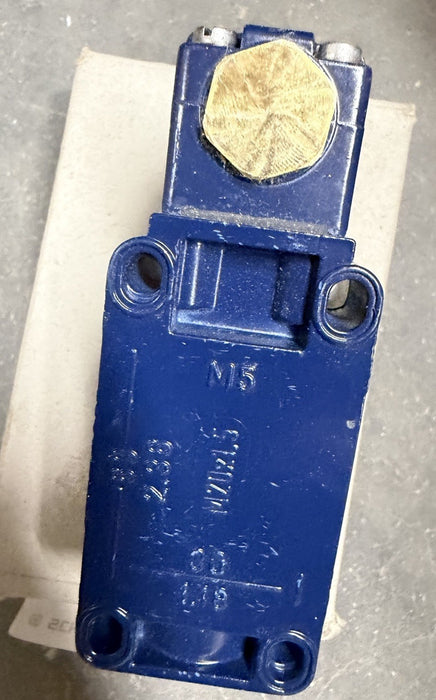 NEW Schmersal 101167334 Heavy Duty Limit Switch MV8H33011YM20 MV8H-330-11Y-M20