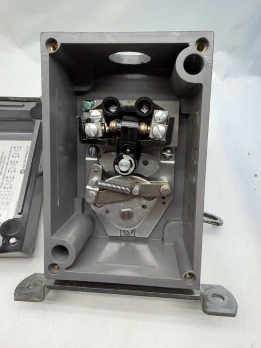 840-A4  ALLEN BRADLEY FLOAT SWITCH GREAT SHAPE W/ CONDUIT HUB