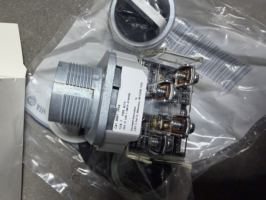 Allen Bradley 800T-J19A    3 Position Selector Switch SPRING RETURN BOTH