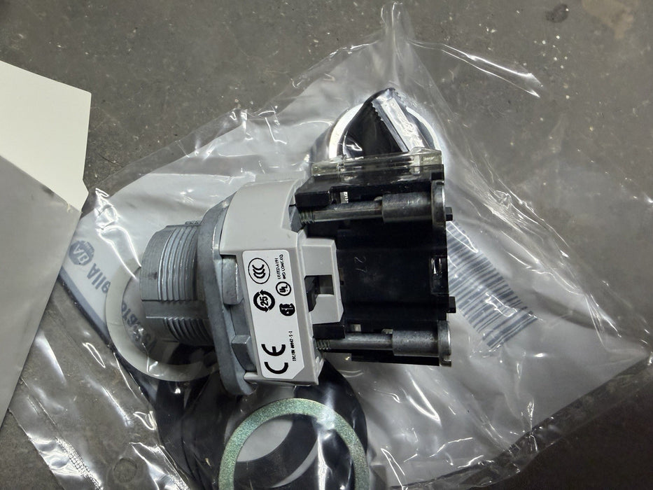 Allen Bradley 800T-J19A    3 Position Selector Switch SPRING RETURN BOTH