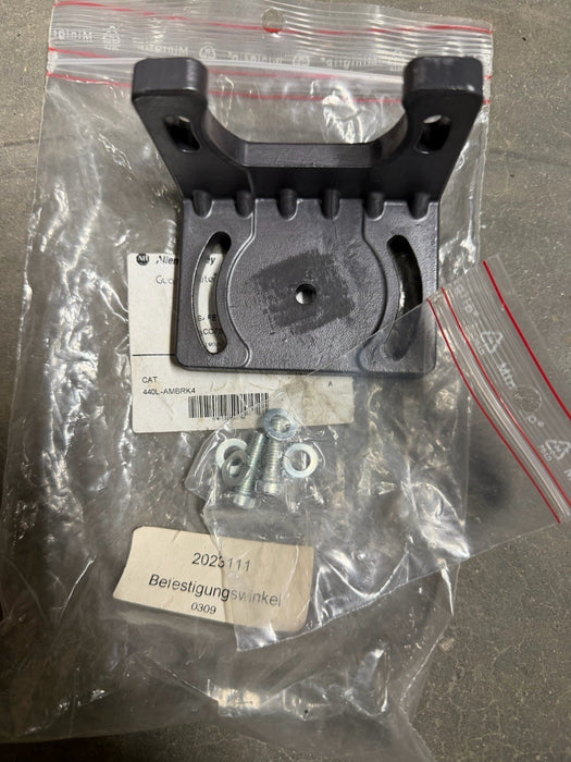 NEW ALLEN-BRADLEY 440L-AMBRK4 AAC RIGHT ANGLE BRACKET SAFETY LIGHT CURTAIN