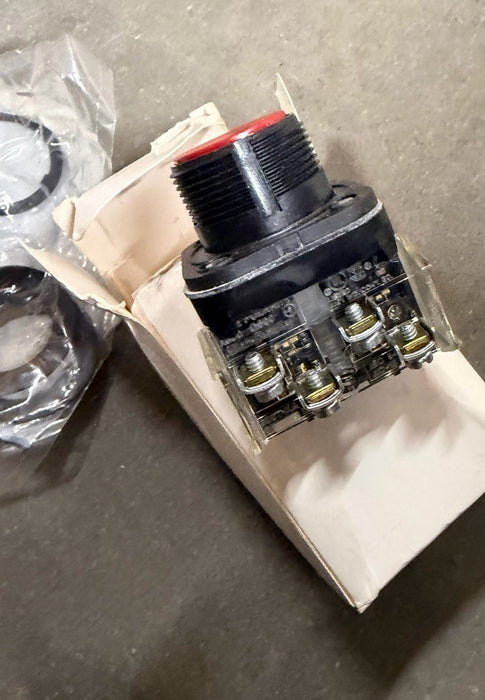 ALLEN BRADLEY 800H-AR6A PUSHBUTTON BOOTLESS FLUSH HEAD RED 1NO/1NC SE F NIB