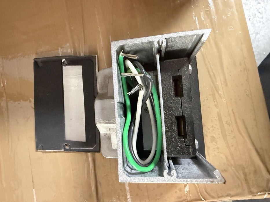 NEW GE LIGHTING SYSTEMS CAT NO. MPM-3PRW FIXTURE FITTING