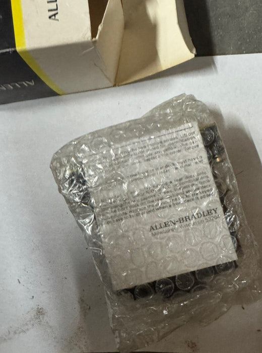 NEW ALLEN-BRADLEY BULLETIN 700 700-R220A1 TYPE R 120 VAC RELAY 2 N.C 2 N.O