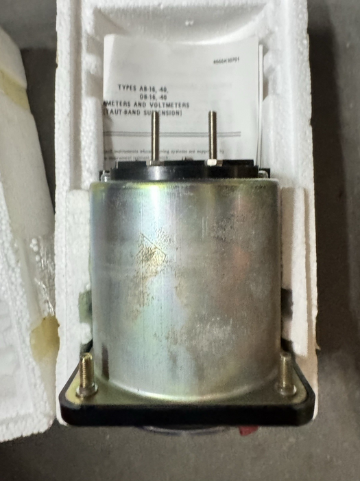 Yokogawa DB-40 103111EAEA-7YBF  2500VDC NIB GP7000-2   0-200 Megaohms meter