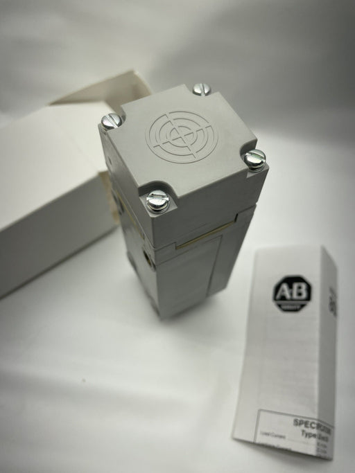 NEW 802PR-LBAK1 /E ALLEN BRADLEY Proximity Switch Mini QD AC/DC TOP SENSING