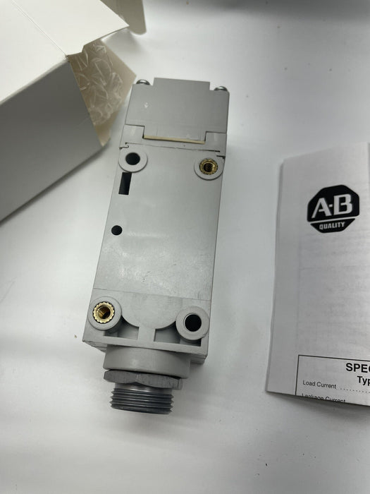NEW 802PR-LBAK1 /E ALLEN BRADLEY Proximity Switch Mini QD AC/DC TOP SENSING