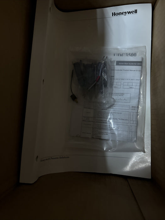 UDC3500 NEW UNUSED HONEYWELL CONTROLLER  DC3500-EE-1B20-110-00000-E0-0