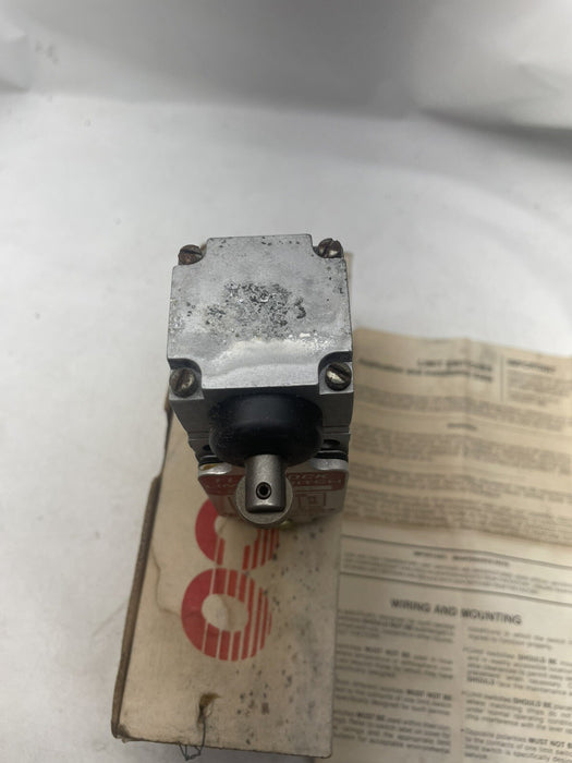 EA510-13710 NEW NAMCO LIMIT SWITCH FRONT ROLLER PLUNGER TYPE PUSHROD ACTUATOR