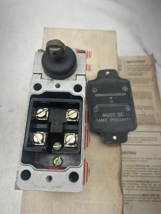 EA510-13710 NEW NAMCO LIMIT SWITCH FRONT ROLLER PLUNGER TYPE PUSHROD ACTUATOR